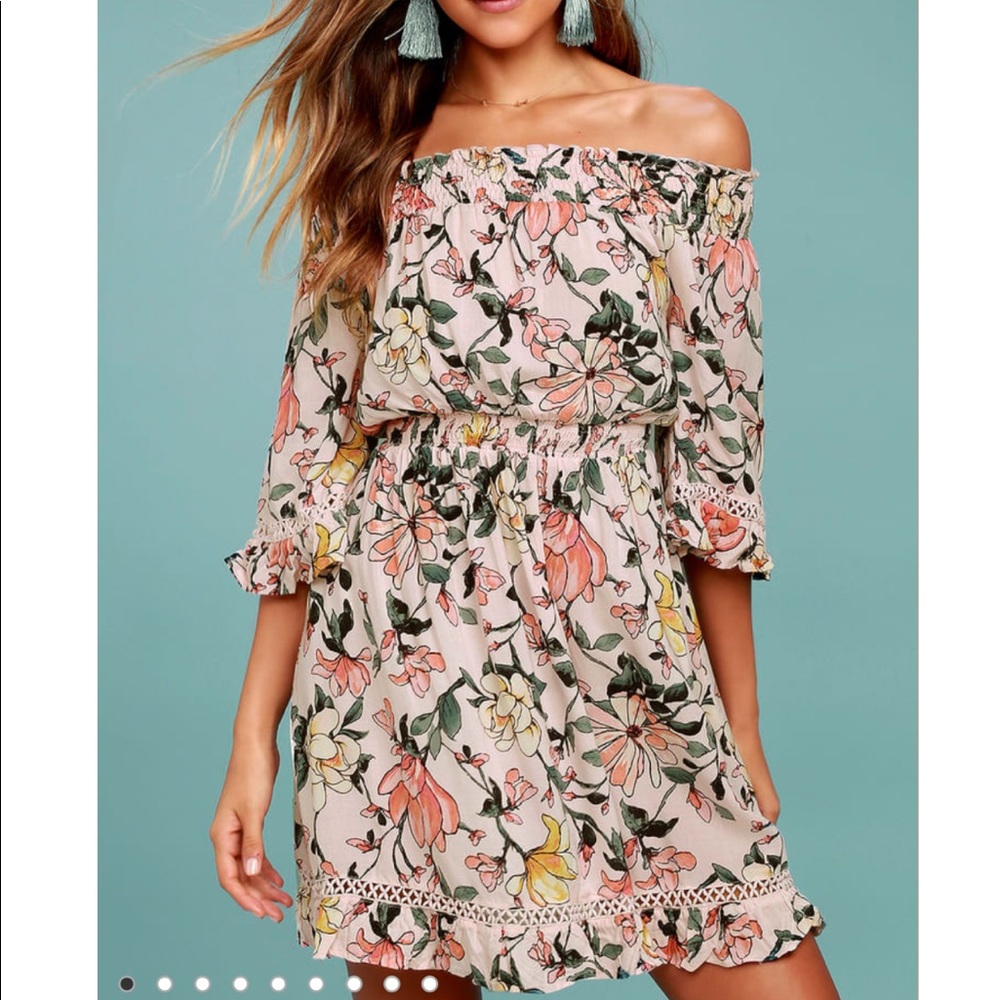 🚨MUST GO🚨Lulu’s floral dress